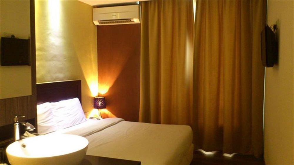 Zotel Business & Leisure Hotel Kuching Ngoại thất bức ảnh